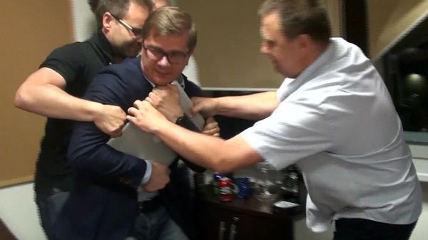 Redaktor naczelny "Wprost" Sylwester Latkowski oraz funkcjonariusze ABW na kadrze z nagrania udostępnionego przez Prokuraturę Okręgową Warszawa-Praga