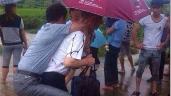 Zdjęcia urzędnika, którego niesie podwładny, obiegło nie tylko chińskie, ale i światowe media