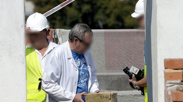 Lekarz trzyma w ręku pudełko ze zmumifikowanym płodem, który odnaleziono na poddaszu remontowanego budynku w Przemyślu