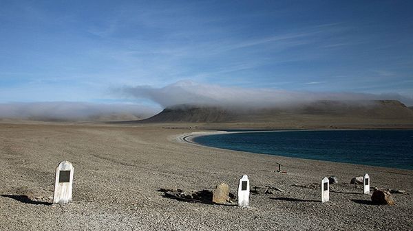 Groby uczestników wyprawy na wyspie Beechey