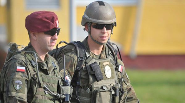 Polscy żołnierze podczas ceremonii rozpoczęcia ćwiczeń