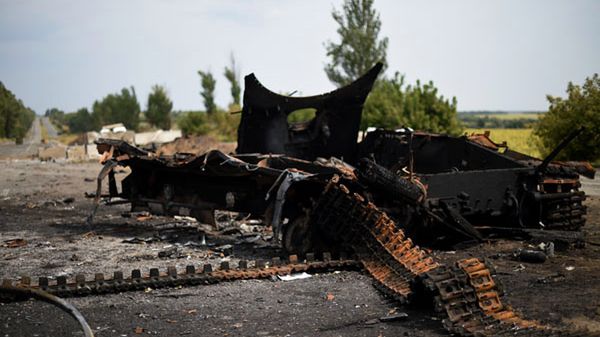 Zniszczony transporter wycofujących się sił ukraińskich