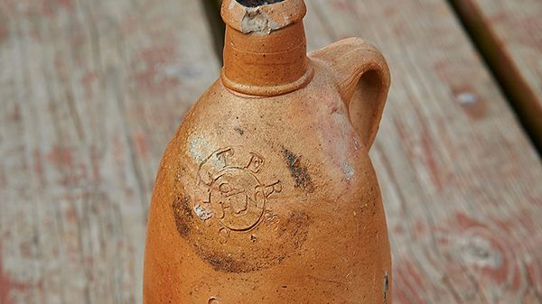 Kamionkowa butelka wydobyta z wraku żaglowca, który zatonął na Zatoce Gdańskiej w XIX wieku