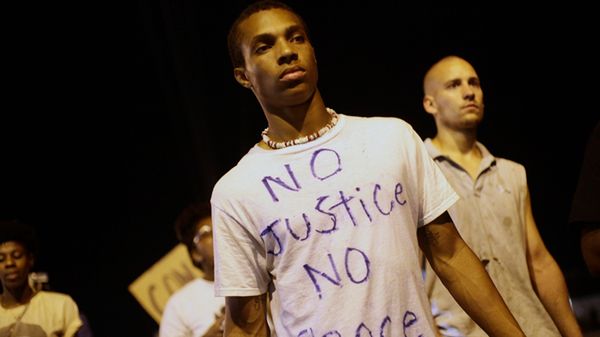 Nocny protest w Ferguson