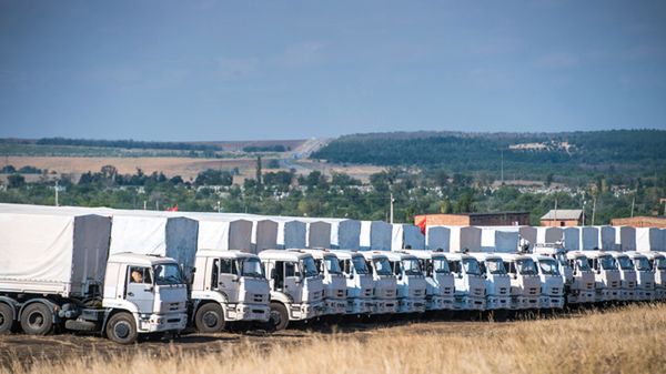 Rosyjskie ciężarówki na parkingu w pobliżu granicy z Ukrainą