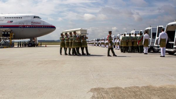 Na płycie lotniska są rodziny ofiar, rodzina królewska i przedstawiciele rządu