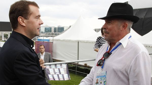 Andriej Makerewicz w 2011r. z b. prezydentem Rosji Dmitrijem Miedwiediewem na festiwalu rockowym