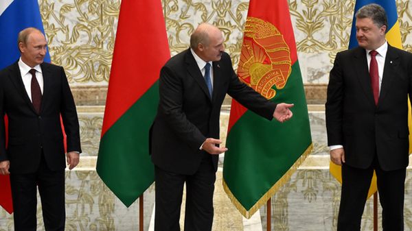 Aleksander Łukaszenka gra pod publiczkę i liczy na profity ze spotkania w Mińsku? (na zdj. z Władimirem Putinem i Petro Poroszenką)