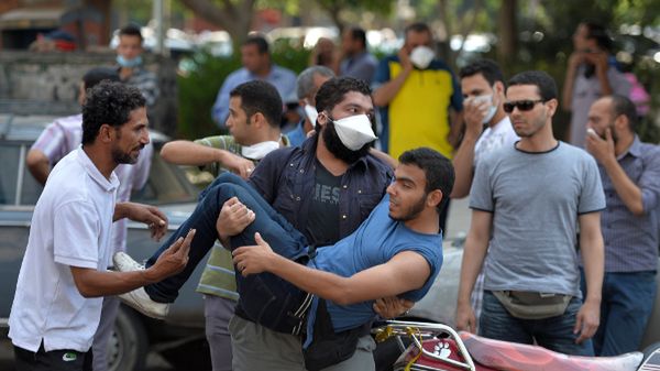 Ranny zwolennik Mohameda Mursiego podczas protestu w Kairze; sierpień 2013 r.