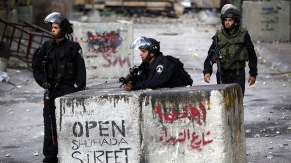 Izraelska straż graniczna podczas starć z Palestyńczykami