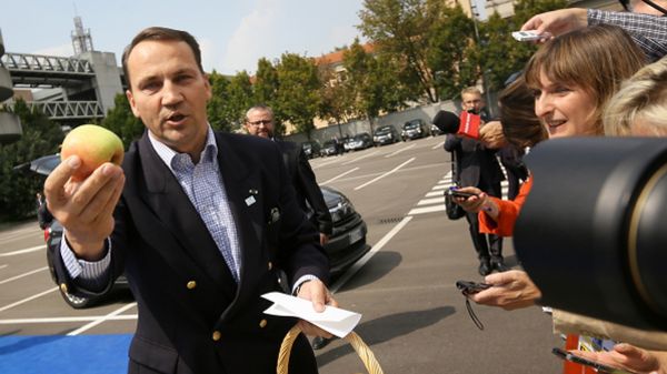 Radosław Sikorski rozdaje dziennikarzom polskie jabłka w drodze na nieformalny szczyt ministrów