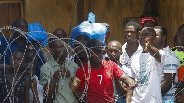 Dramatyczna sytuacja w slumsach West Point w Liberii, objętych kwarantanną z powodu Eboli