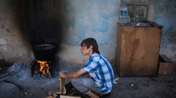 Chłopiec w Awdiejewce, niedaleko Doniecka. Trwa dramat uchodźców na wschodzie kraju