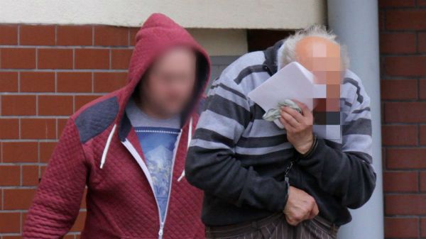 59-letni Jan A. na terenie sądu w Łęczycy w maju br.