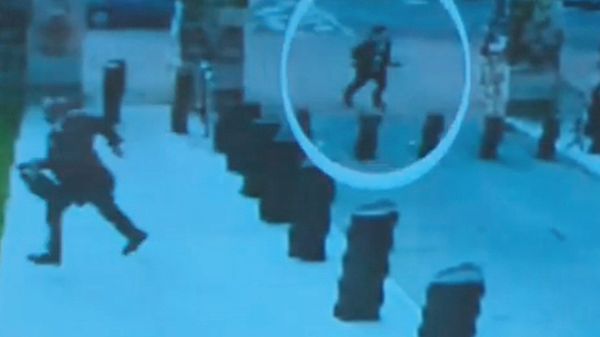 Kadra z nagrania ataku strzelca w Ottawie