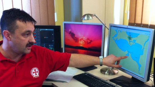 Ratownik SAR wskazuje miejsce poszukiwań awionetki