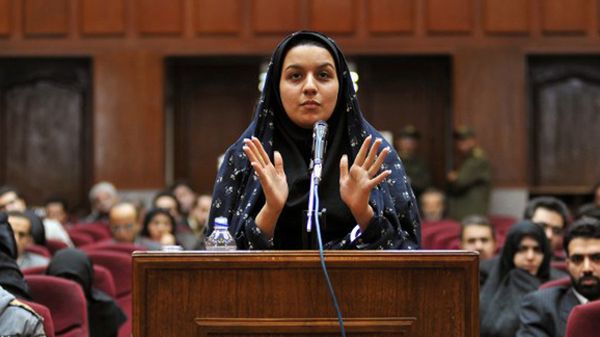 Rayhaneh Jabbari na sali sądowej - zdjęcie z 2008 roku