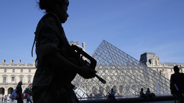 Wzmocnione siły bezpieczeństwa w Paryżu, po nalotach w Syrii i Iraku (na zdj. Luwr)