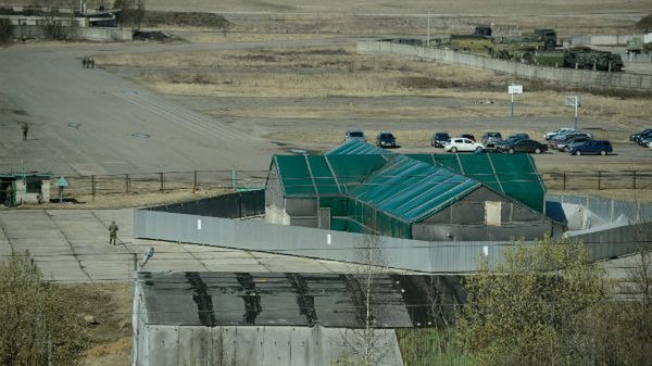 Hangar, w którym znajduje się wrak Tu-154M na terenie lotniska wojskowego w Smoleńsku