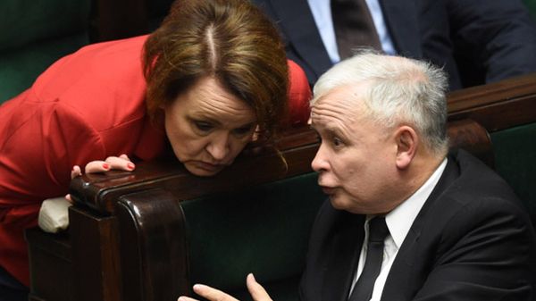 Jarosław Kaczyński podczas debaty nad expose premier Ewy Kopacz (z lewej Anna Zalewska z PiS)