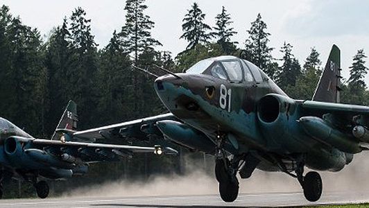 Białoruski wojskowy Su-25