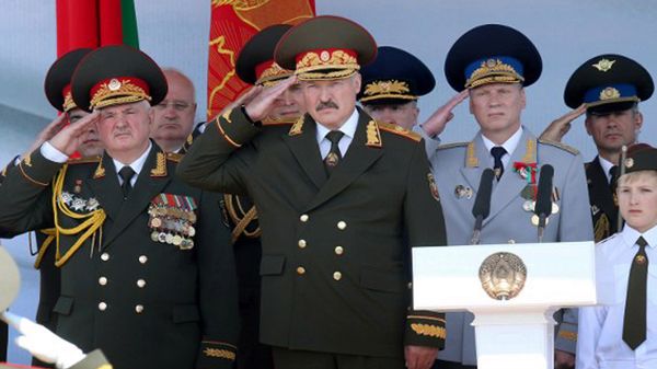 Aleksandr Łukaszenka odbiera defiladę wojskową