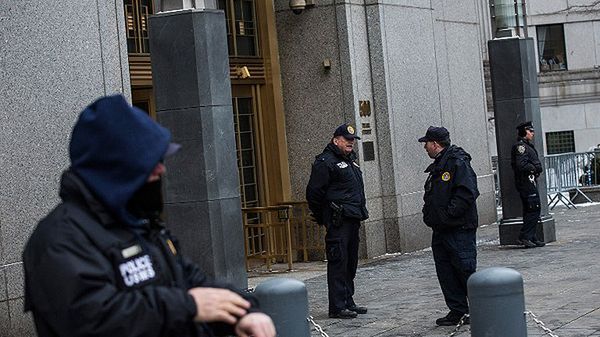 Policjanci przed wejściem do sądu, w którym odbywa się proces