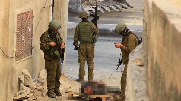 Żołnierze izraelscy obok ciała Palestyńczyka podejrzanego o zabójstwo