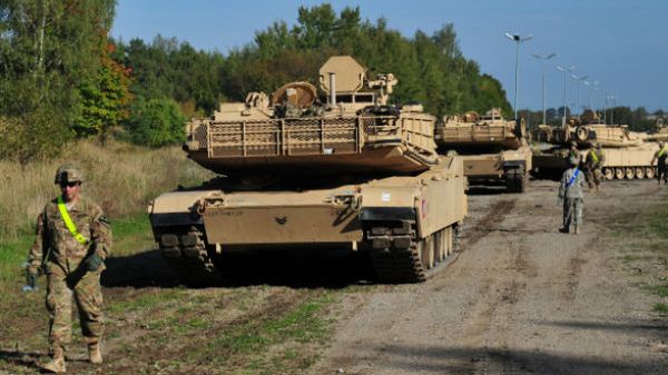 Amerykańskie czołgi i transportery na ćwiczeniach na poligonie