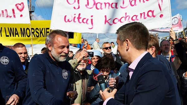 Kapitan polskiego jachtu "Lady Dana 44" Ryszard Wojnowski witany przez wiceprezydenta Sopotu Bartosza Piotrusiewicza