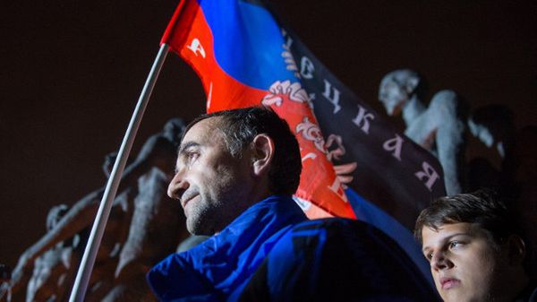 Zwolennik separatystycznej Donieckiej Republiki Ludowej podczas demonstracji w Moskwie