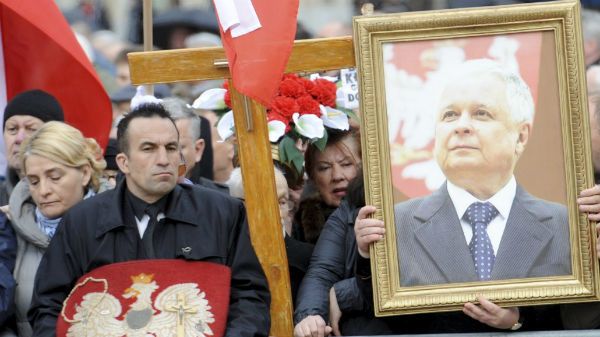 Apel Pamięci ku czci ofiar katastrofy smoleńskiej przed Pałacem Prezydenckim w Warszawie