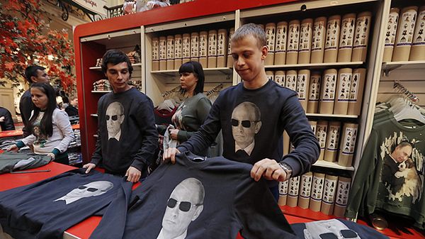 Sprzedawcy prezentują koszulki z wizerunkiem Władimira Putina