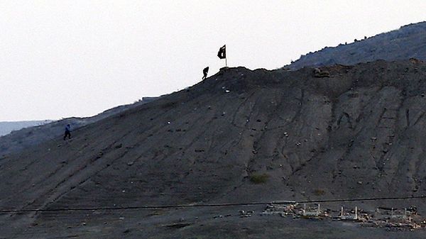 Flaga Państwa Islamskiego na pograniczu turecko-syryjskim