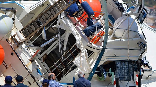 Wywrócona łódź w porcie na wyspie Samos