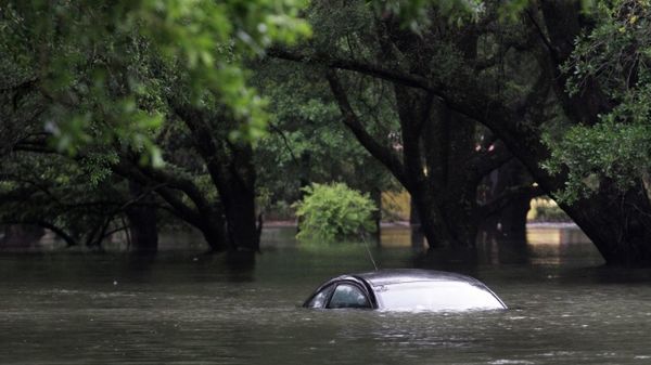 Lokalne drogi, a nawet odcinki autostrad znalazły się pod wodą