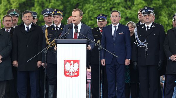 Od lewej: wicepremier Janusz Piechociński, komendant główny Państwowej Straży Pożarnej Wiesław Leśniakiewicz, premier Donald Tusk, minister spraw wewnętrznych Bartłomiej Sienkiewicz, prezes Związku Ochotniczych Straży Pożarnych Waldemar Pawlak