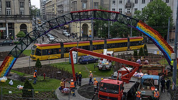 Montaż sztucznych kwiatów na odbudowanej instalacji "Tęcza"