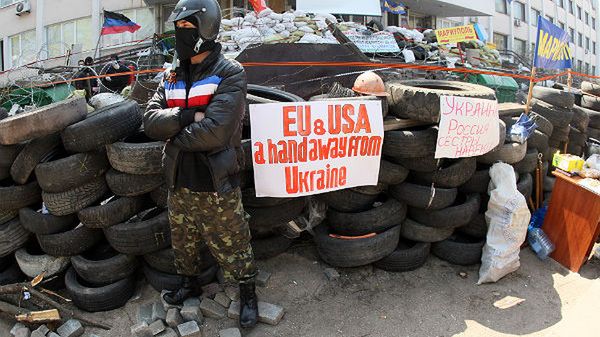 Barykady przed budynkiem rady miejskiej w Mariupolu