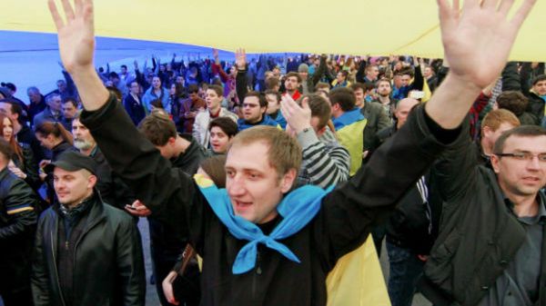 Mieszkańcy Doniecka podczas jednej z manifestacji