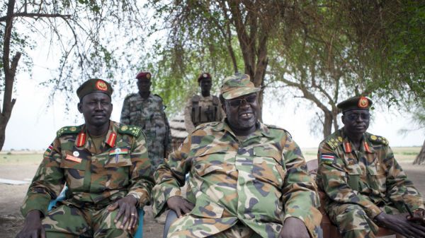 Były wiceprezydent Sudanu Riek Machara w otoczeniu żołnierzy