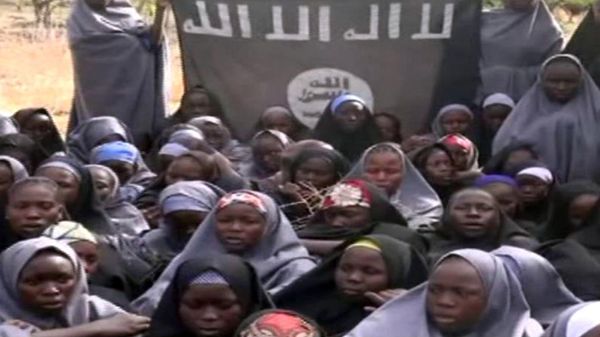 Porwane dziewczynki z flagą islamistów - kadr z najnowszego nagrania Boko Haram