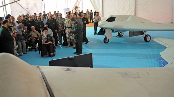 Ajatollah Ali Chamenei na prezentacji kopii drona RQ-170 Sentinel