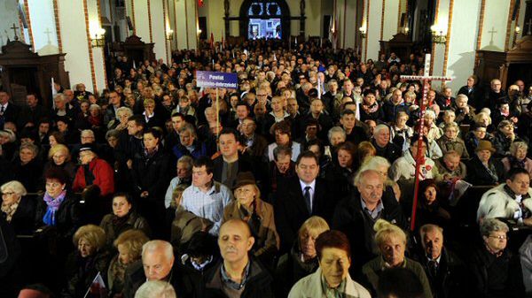 Wierni podczas mszy świętej w intencji ofiar katastrofy smoleńskiej w Bazylice Archikatedralnej pw. św. Jana Chrzciciela w Warszawie