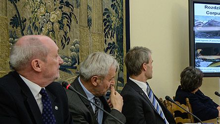 Członkowie zespołu parlamentarnego obserwują zdjęcia, wyświetlane na ekranie