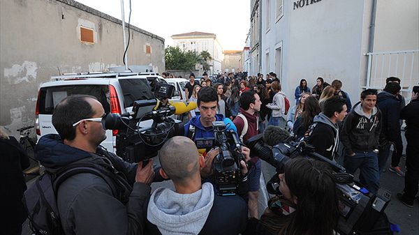 Uczeń z liceum Fenelon-Notre Dame podczas rozmowy z dziennikarzami