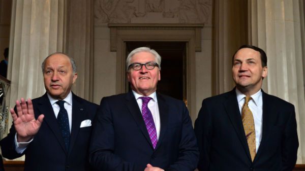 Szefowie dyplomacji (od lewej) Laurent Fabius (Francja), Frank-Walter Steinmeier (Niemcy) oraz Radosław Sikorski (Polska)