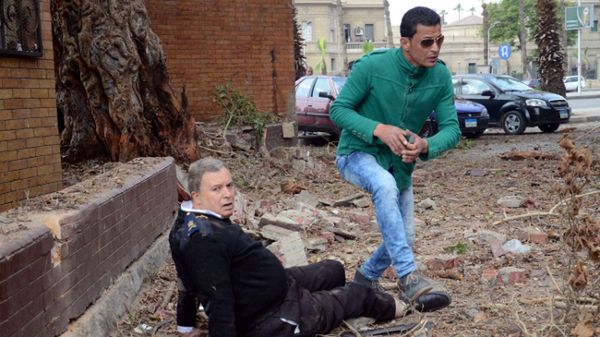 Ranny policjant w pobliżu miejsca wybuchu bomb przy kairskiej uczelni