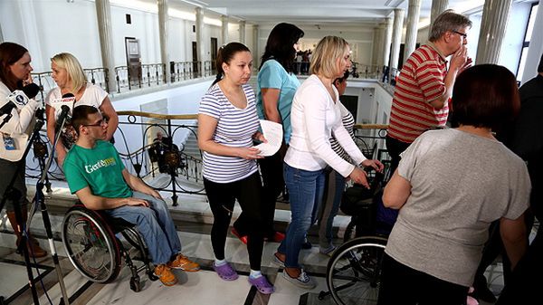 Protestujący rodzice niepełnosprawnych dzieci w sejmie