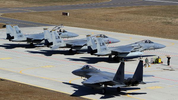 Myśliwce biorące udział w ćwiczeniach NATO na Litwie